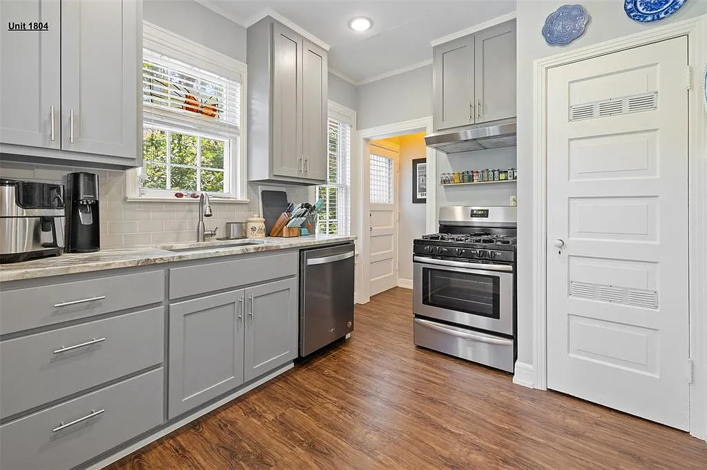 2 bed, 1.5 bath, 1481 sqft, $2,995 — Photo 2