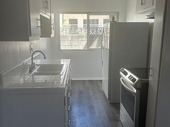 3rd image of 14924 Roscoe Blvd #3