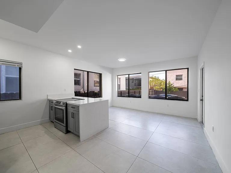 2/1 $2,000/mo, newly renovated in Little Havana! / 2/1 $2,000/mes, remodelado en Little Havana. — Photo 1