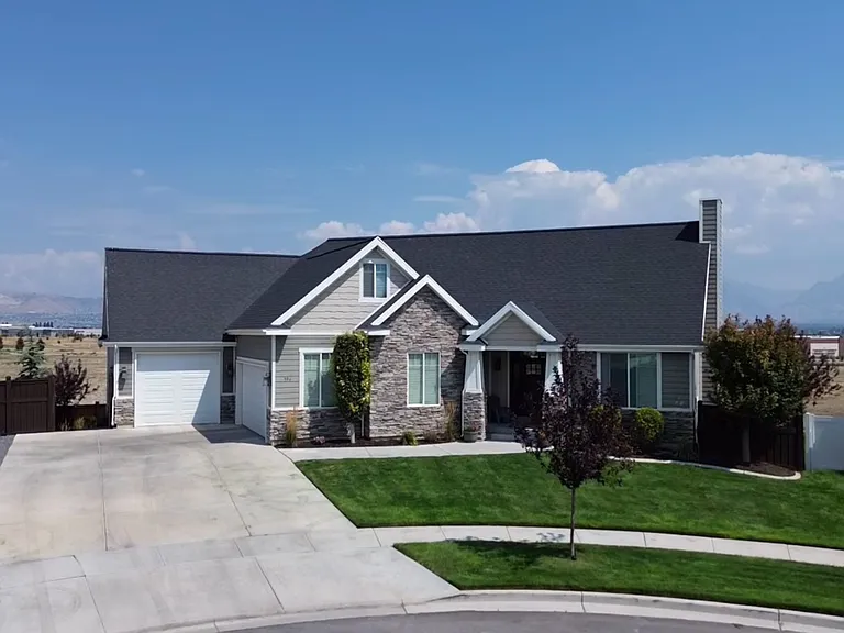592 N Hills Ct — Photo 3