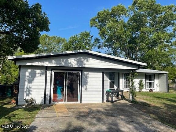 3rd image of 324 S Seal Ave