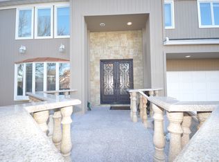 25 Sunset Rd W, Albertson, NY 11507