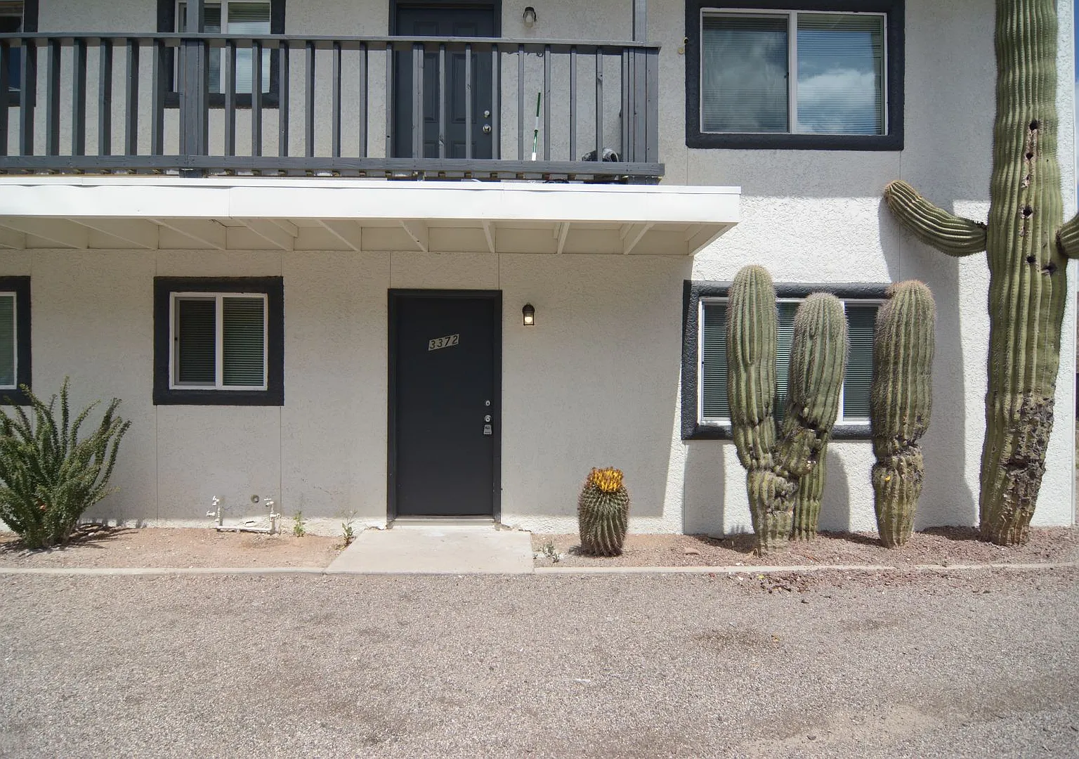 Recently Remodeled 2 Bedroom 1 Bath Fourplex! Great Central Location! — Photo 2