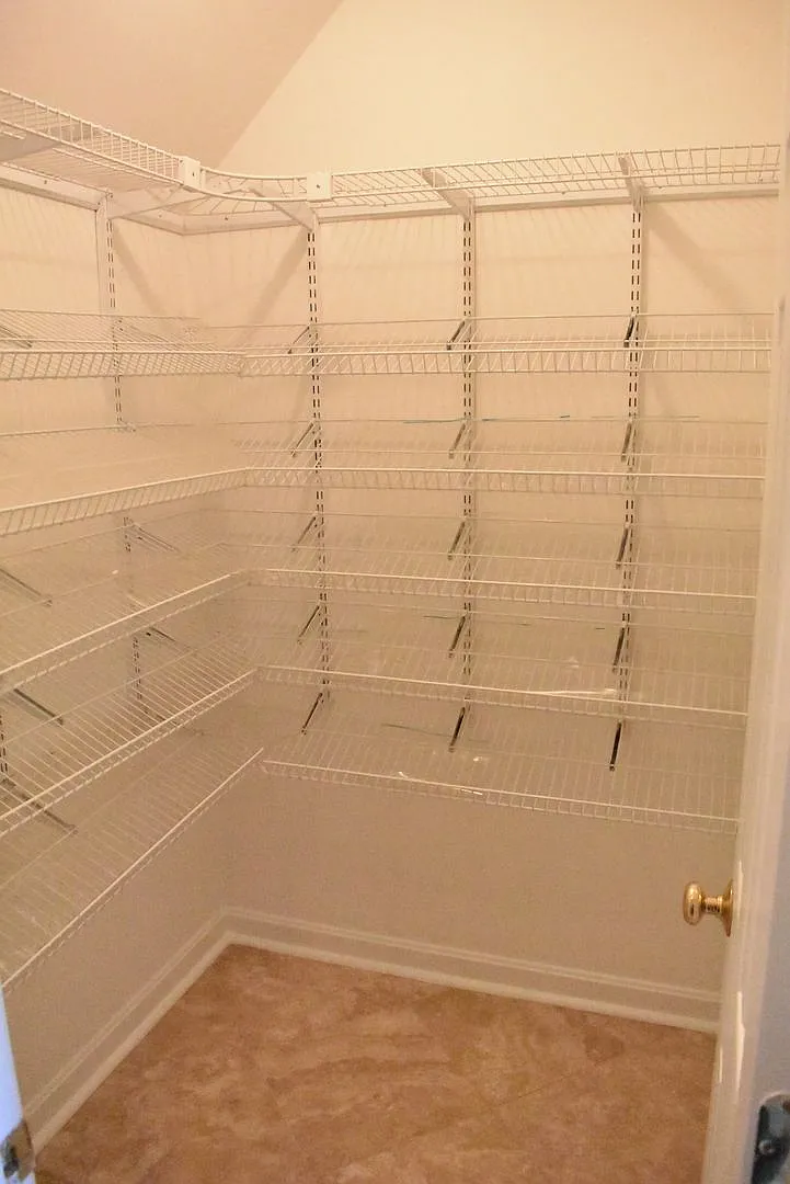 North Stafford End Unit Townhome !! — Photo 4