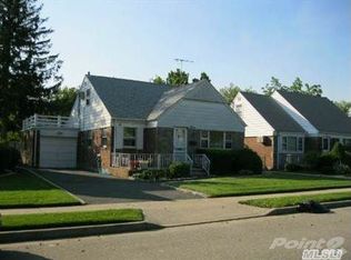 30 Peter Ln, New Hyde Park, NY 11040