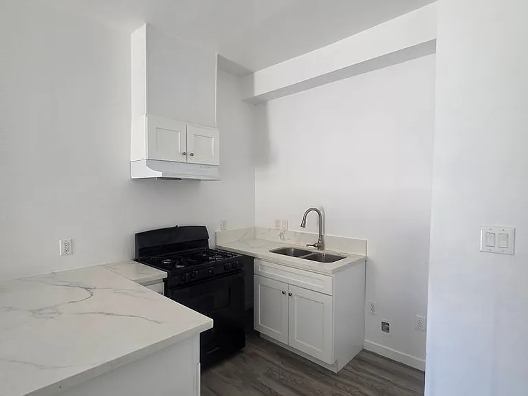 324 E Esther St — Photo 15