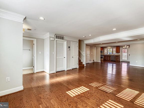 4th image of 913 1st St
