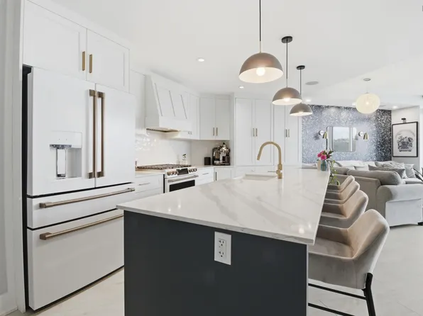 67 Kings Wharf Pl Unit 807, Halifax, NS B2Y 0C6