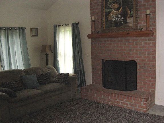 5th image of 804 Belmont St