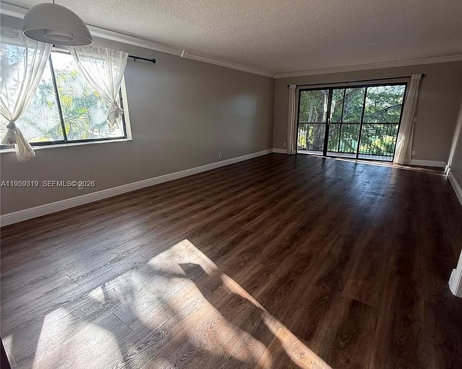 1st image of 402 Lakeview Dr APT 201