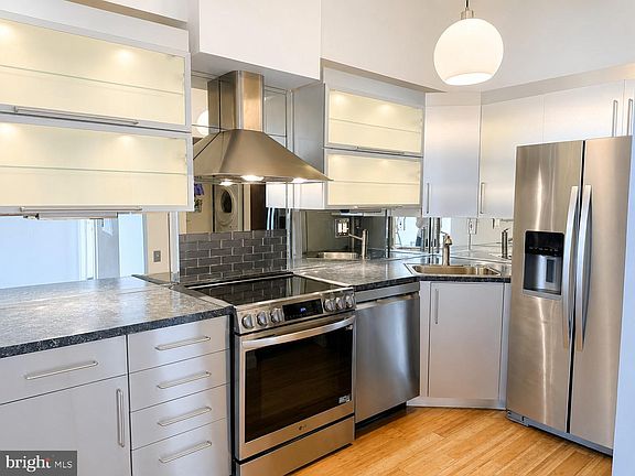 2nd image of 3 N Columbus Blvd APT Pl224