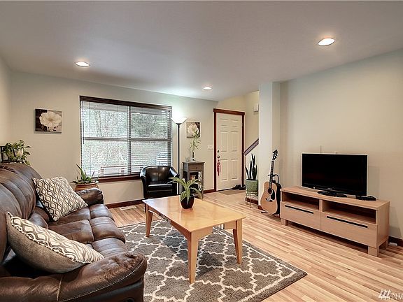 4th image of 327 103rd Ave SE