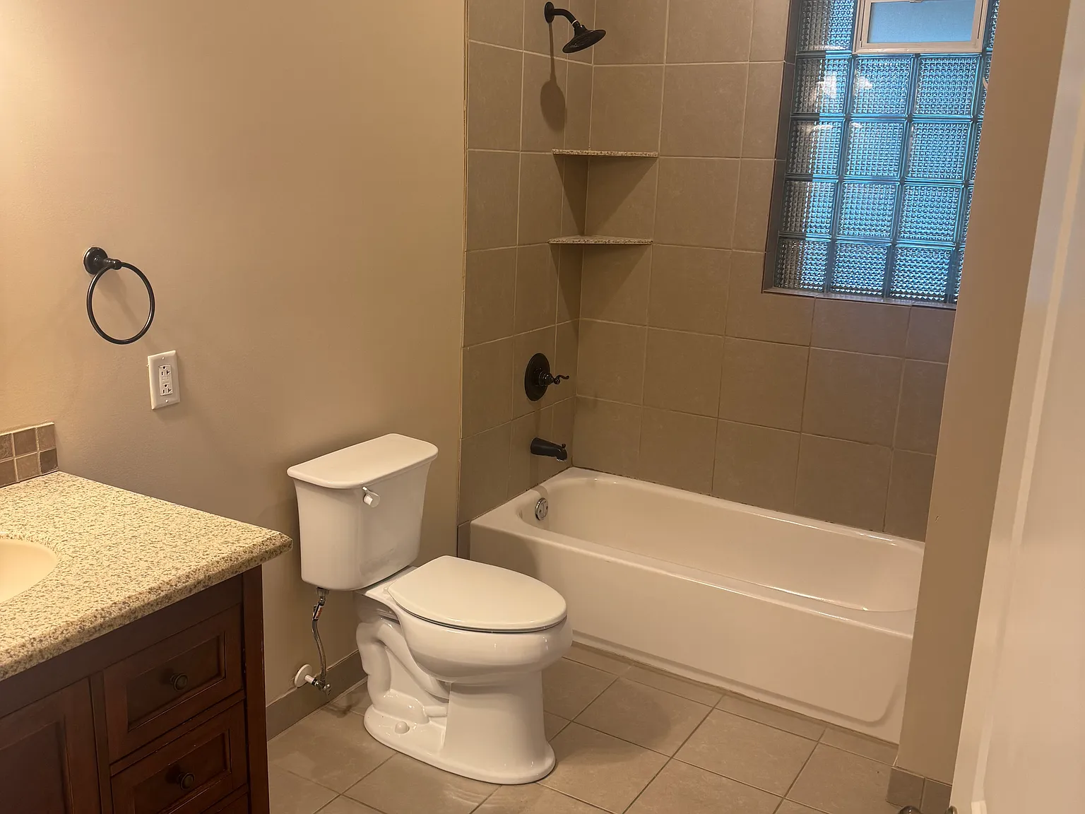 2 bed, 1100 sqft, $975 — Photo 4
