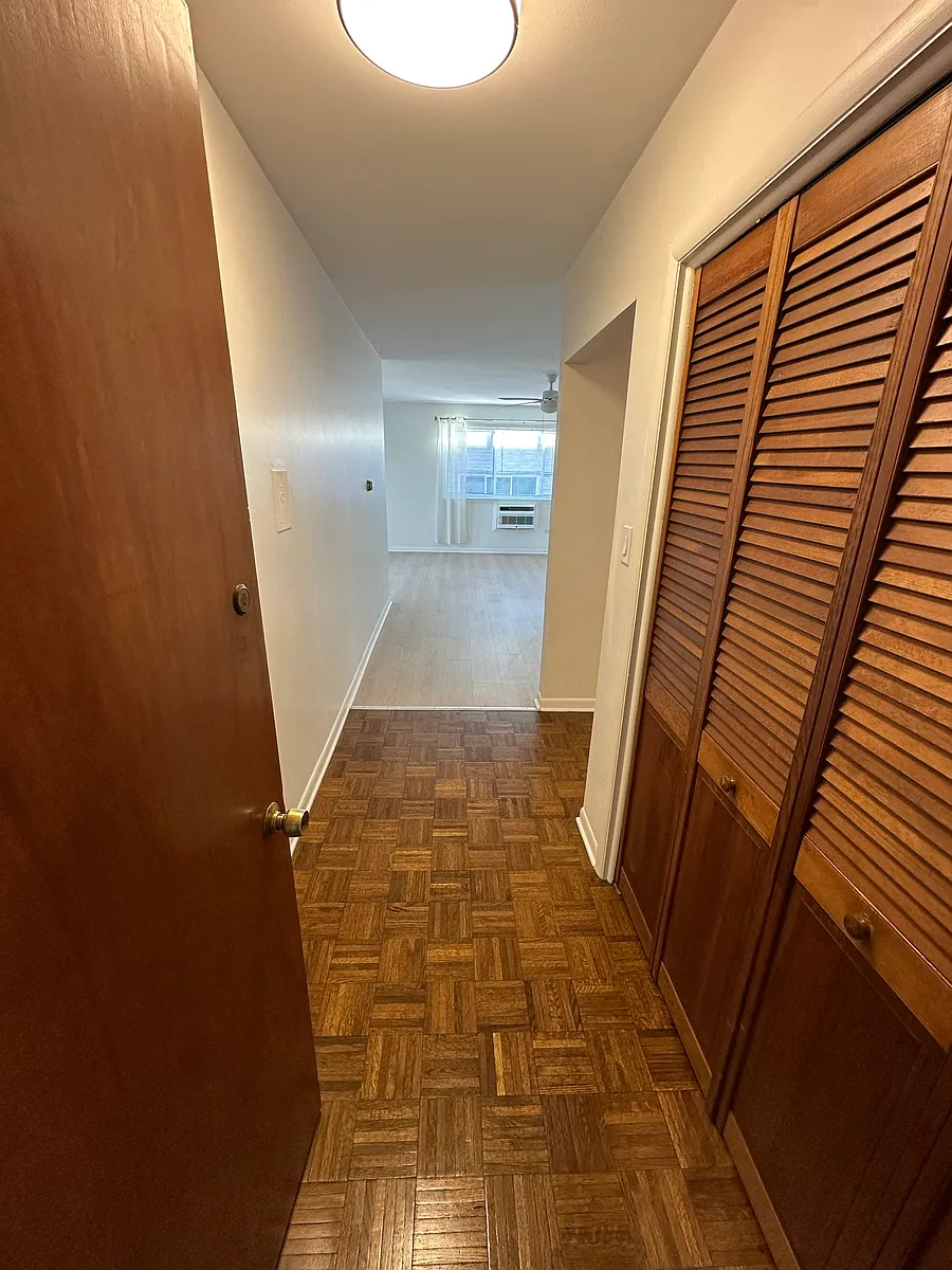 Building Photo - 425 S Wesley Ave #301