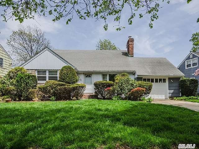 1st image of 1301 Surrey Ln