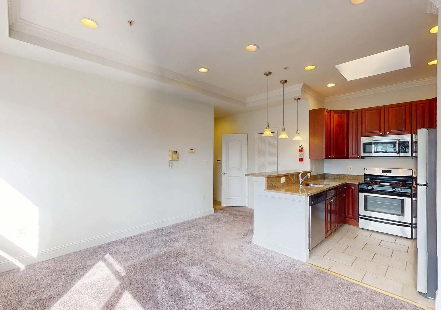 Top Floor! Beautiful One Bedroom W/Renovated Kitchen & Washer/Dryer In Unit! — Photo 1
