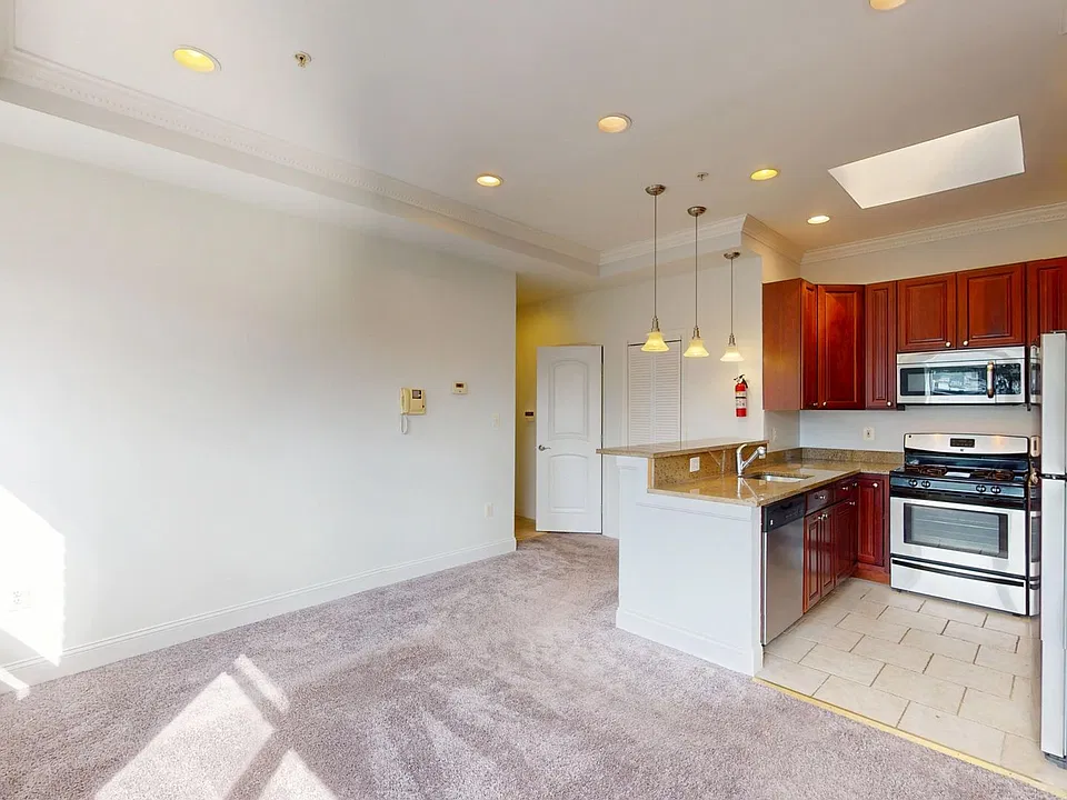 712 Marietta Pl NW #303
