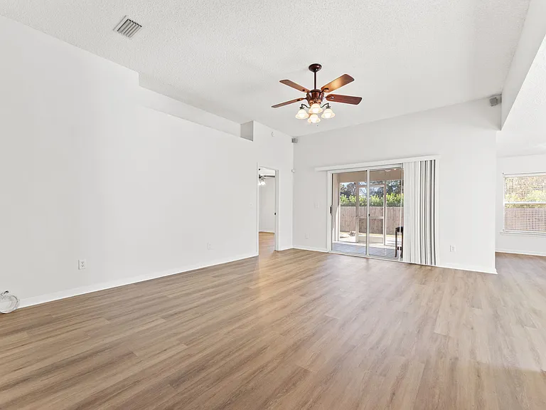 30 N Vermont Ave — Photo 8