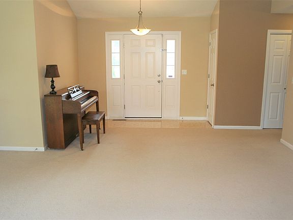 4th image of 22395 Applewood Ln