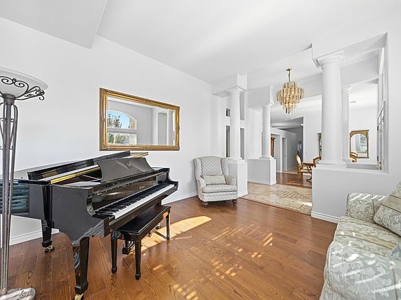5th image of 1009 Wealdshire Ct