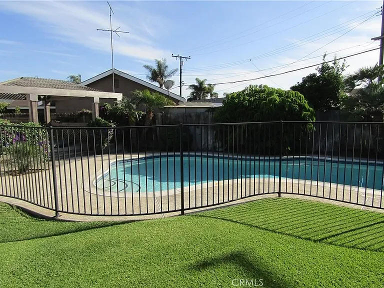 8901 Shore Cir — Photo 26