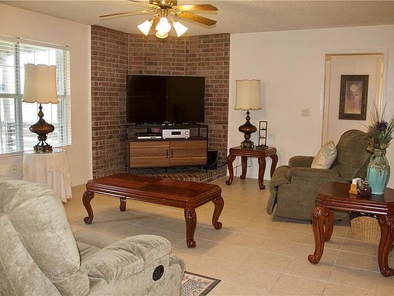 3rd image of 1308 E Kara Ln