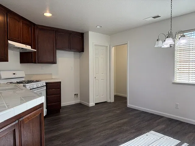 4 bed, 1606 sqft, $2,095 — Photo 3