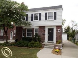 1984 Hunt Club Dr, Grosse Pointe Woods, MI 48236