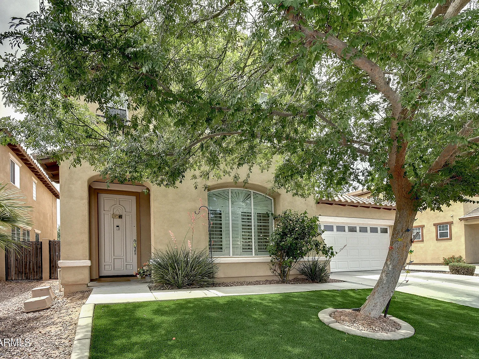 5 bed, 2.5 bath, 2760 sqft, $3,400 — Photo 2