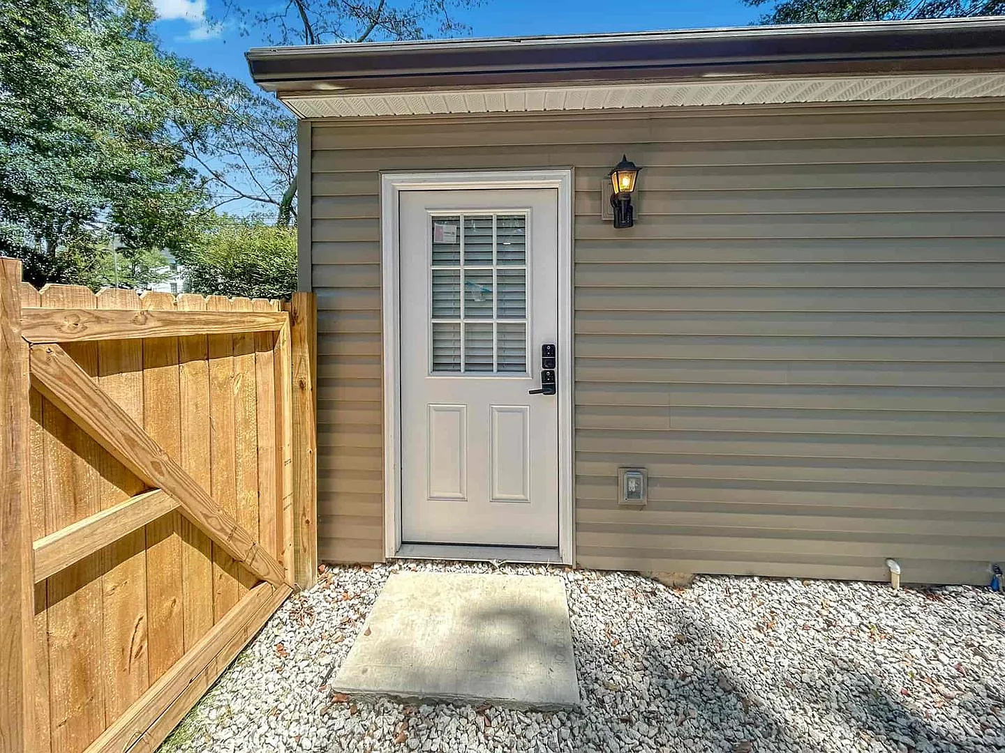 Hidden Gem in Brookhaven! 1 BR / 1 BA - The Perfect Apartment Alternative! — Photo 2