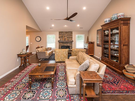 4th image of 2032 Stadium View Ct