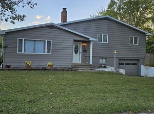 24 W Plumb St, Aurora, MO 65605