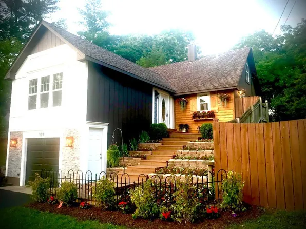 404 Mineral Springs Dr, McHenry, IL 60051