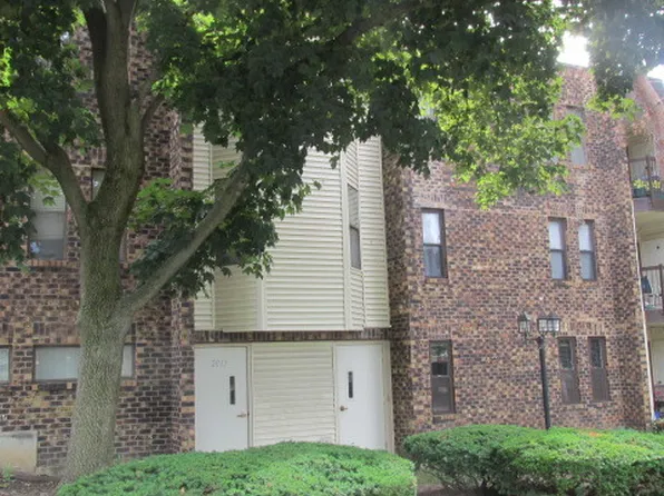 2013 Country Club Dr APT 11, Woodridge, IL 60517