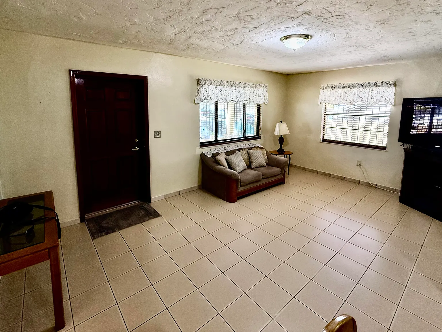 Studio, 984 sqft, $2,500 — Photo 2