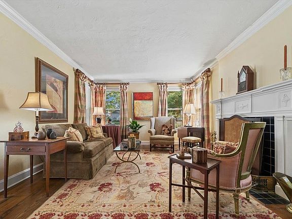 3rd image of 410 Holmes Cir