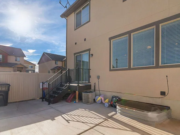 229 E Bridgewater Ln — Photo 24