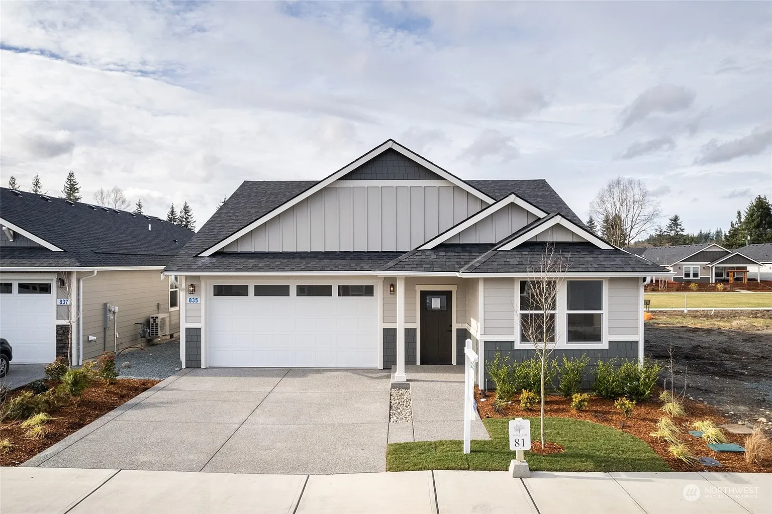 831 Parkland Loop photo 1
