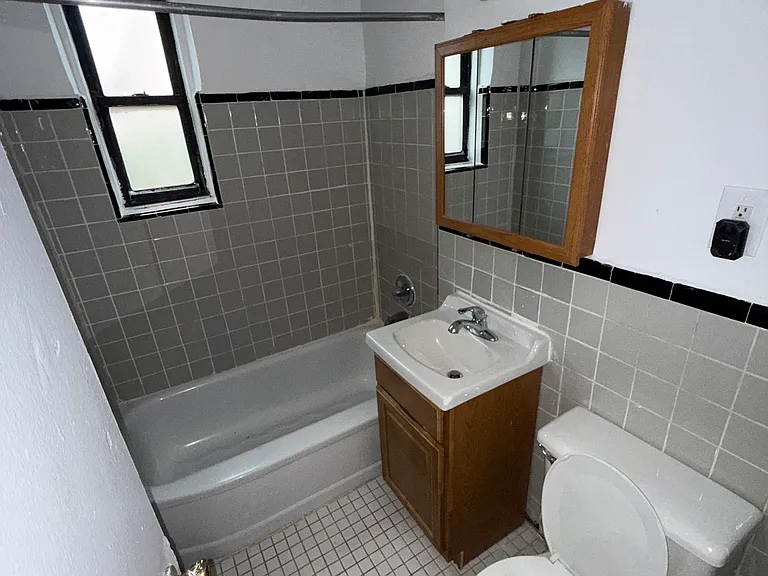 84th Dr — Photo 7