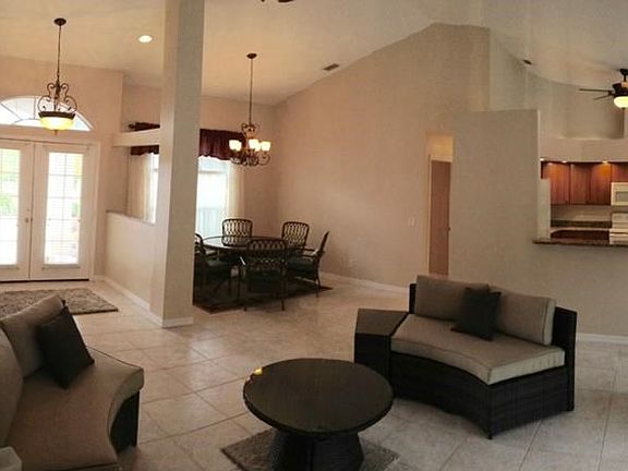 INTERIOR ENTRY - OPEN FLOOR PLAN