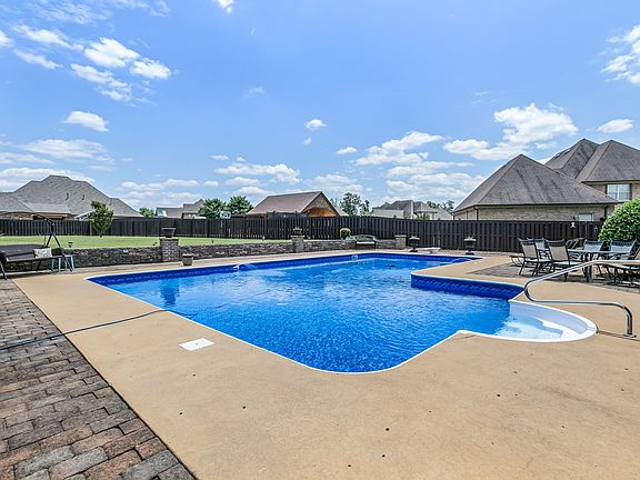 5th image of 148 N Spring Dr