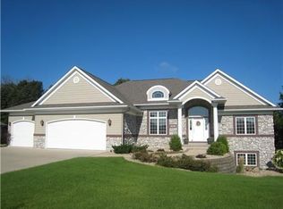 535 Evergreen Ln, Robins, IA 52328