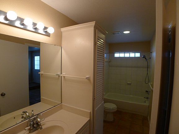4th image of 125 Mesquite St #B