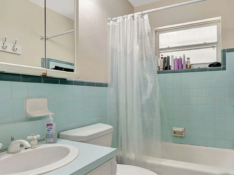 3208 NE 8th Ct #1 — Photo 11