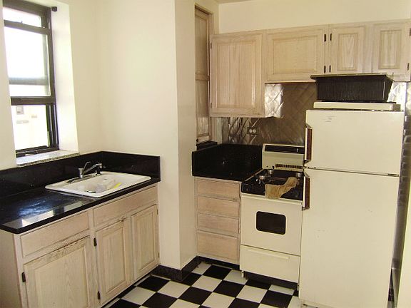 3rd image of 426 E 115th St APT 3A