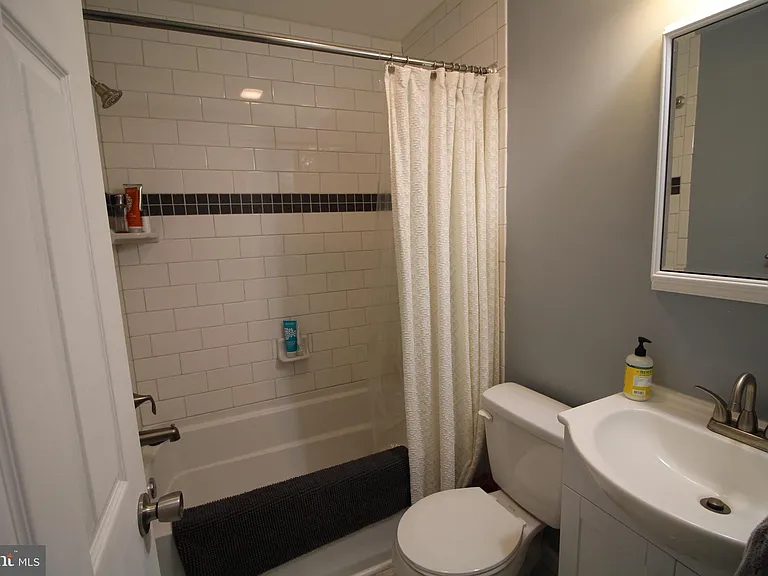 112 N Harvard Rd — Photo 17