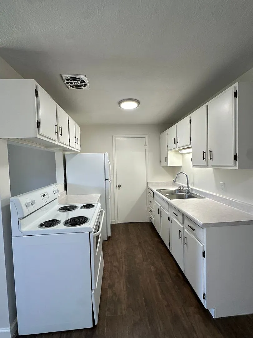 MacKinnon Meadows Apartments — Photo 1