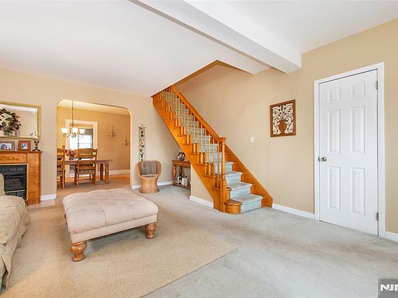 3rd image of 104 Stone St