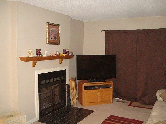 LR-Fireplace,Slider,Deck