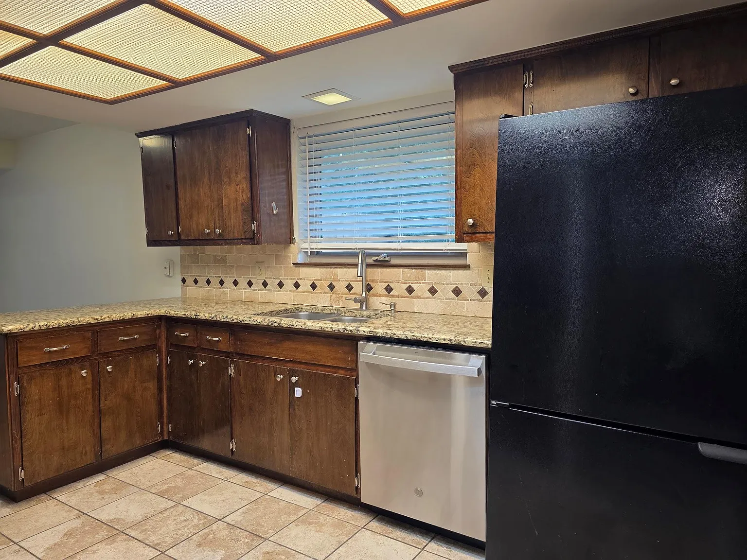 4 bed, 2.0 bath, 1804 sqft, $2,100 — Photo 4